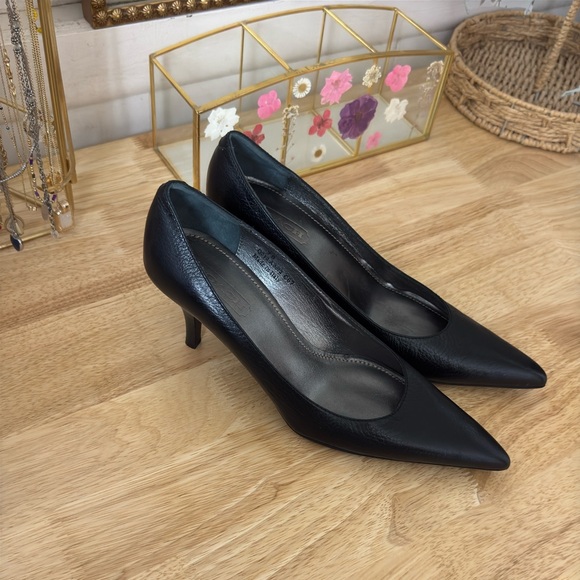 Vintage Coach Quiet Luxury Black Leather Pointed Toe Heels Size 7 Classic Retro - Picture 11 of 11